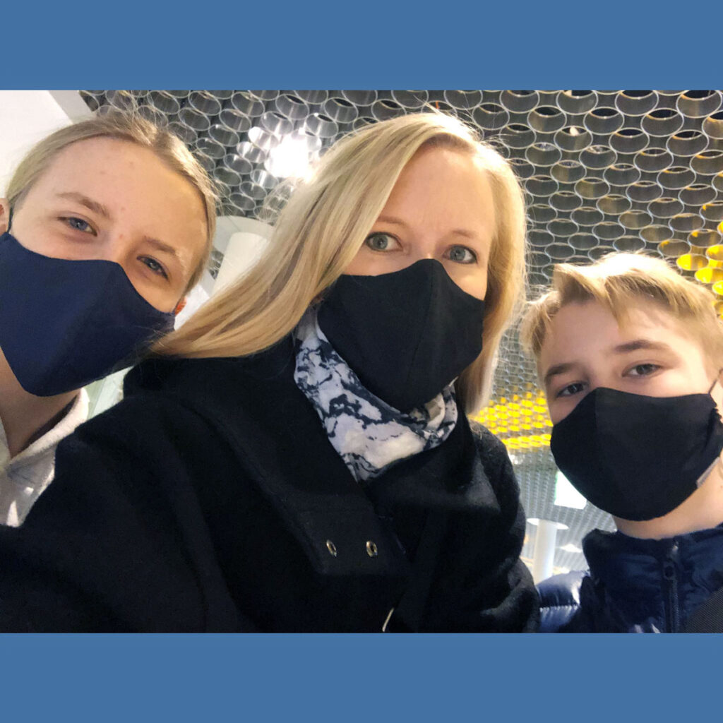 Sininen ja musta kasvomaski Lasten kasvomaski filtteritaskulla - Univormu