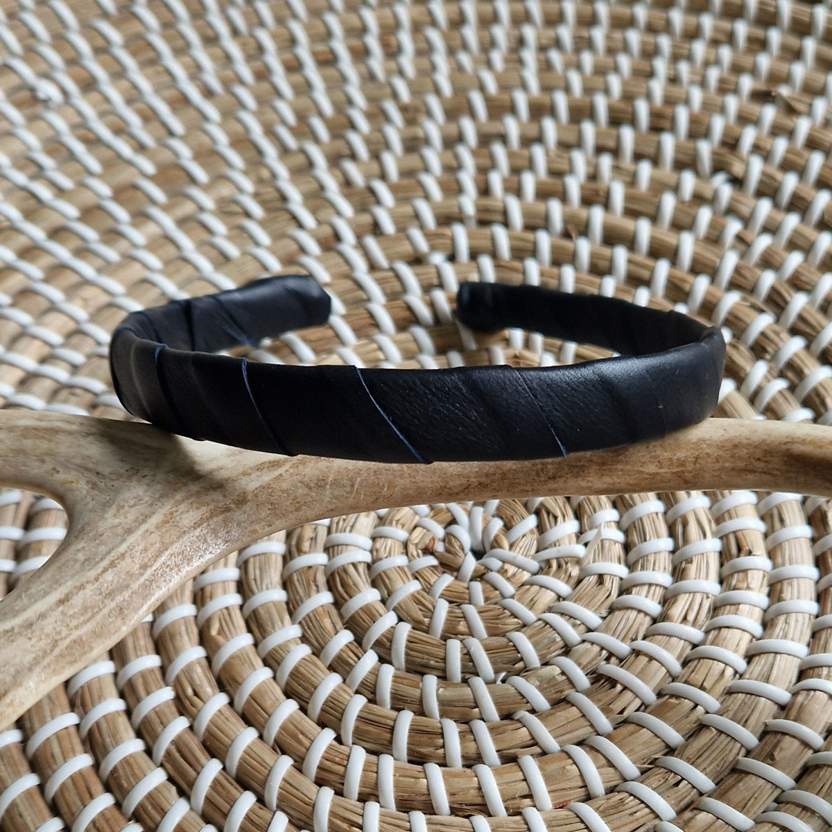 kapea hiuspanta poronnahkaa tummansininen