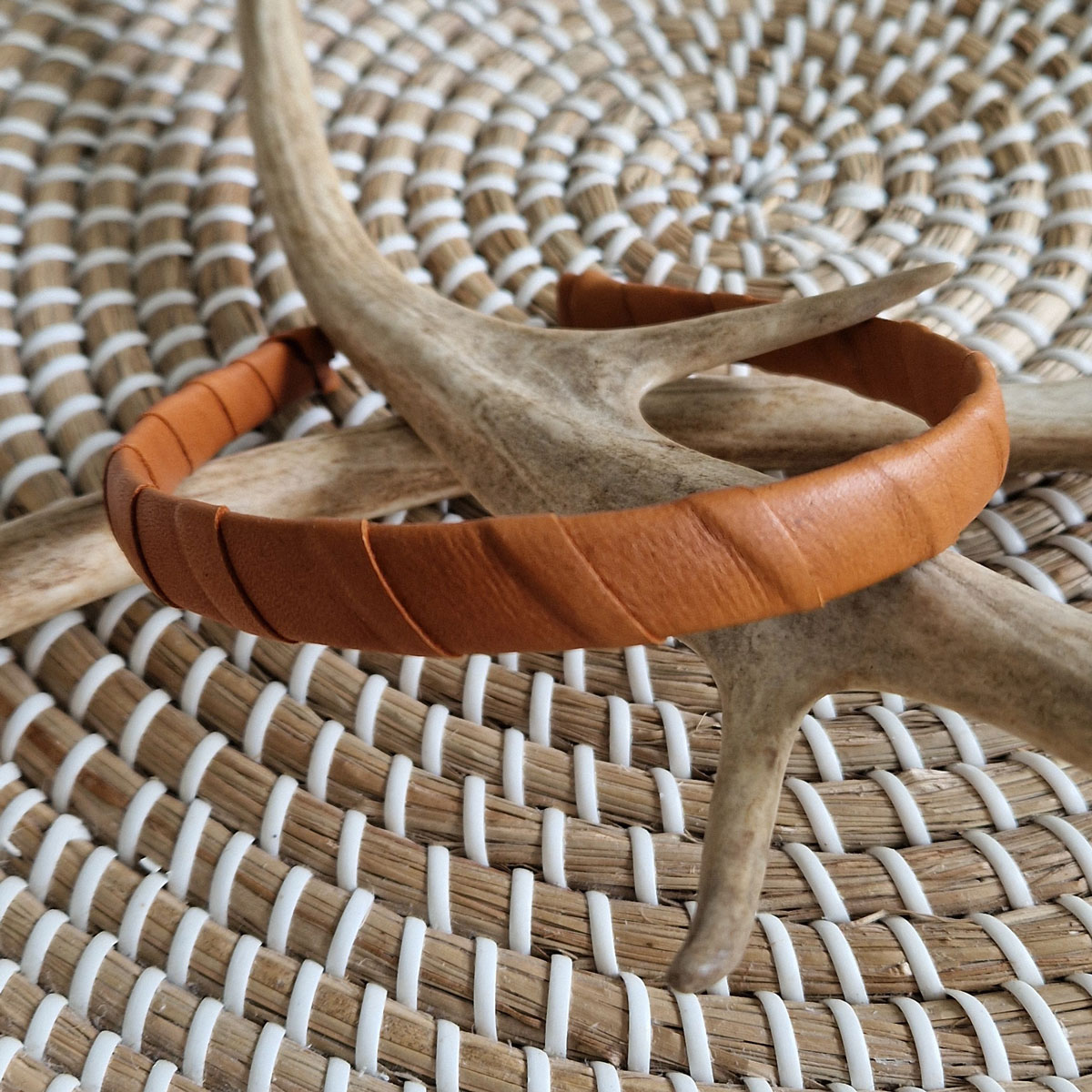 konjakinruskea nahkainen hiuspanta