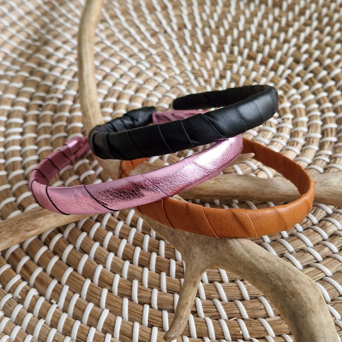 musta, ruskea vaaleanpunainen nahkainen hiuspanta