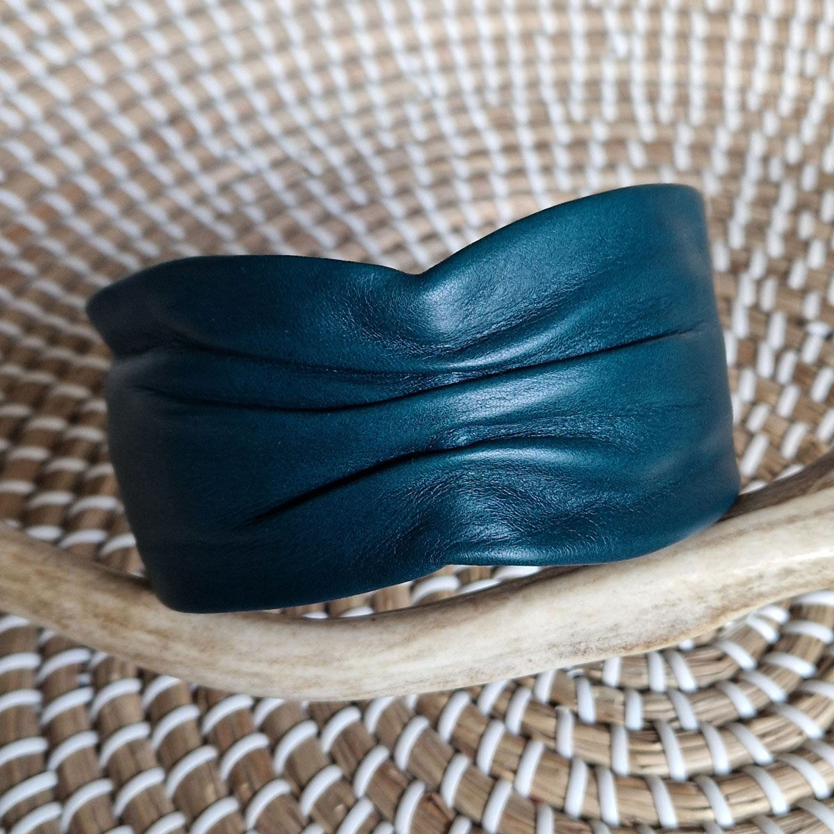 leveä petrooli hiuspanta nahkaa