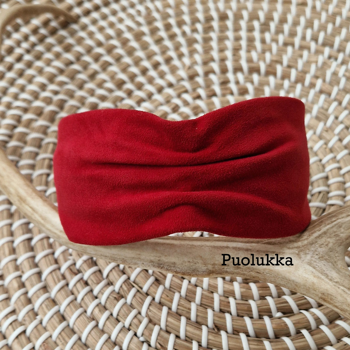 puolukanpunainen mokkanahkainen hiuspanta